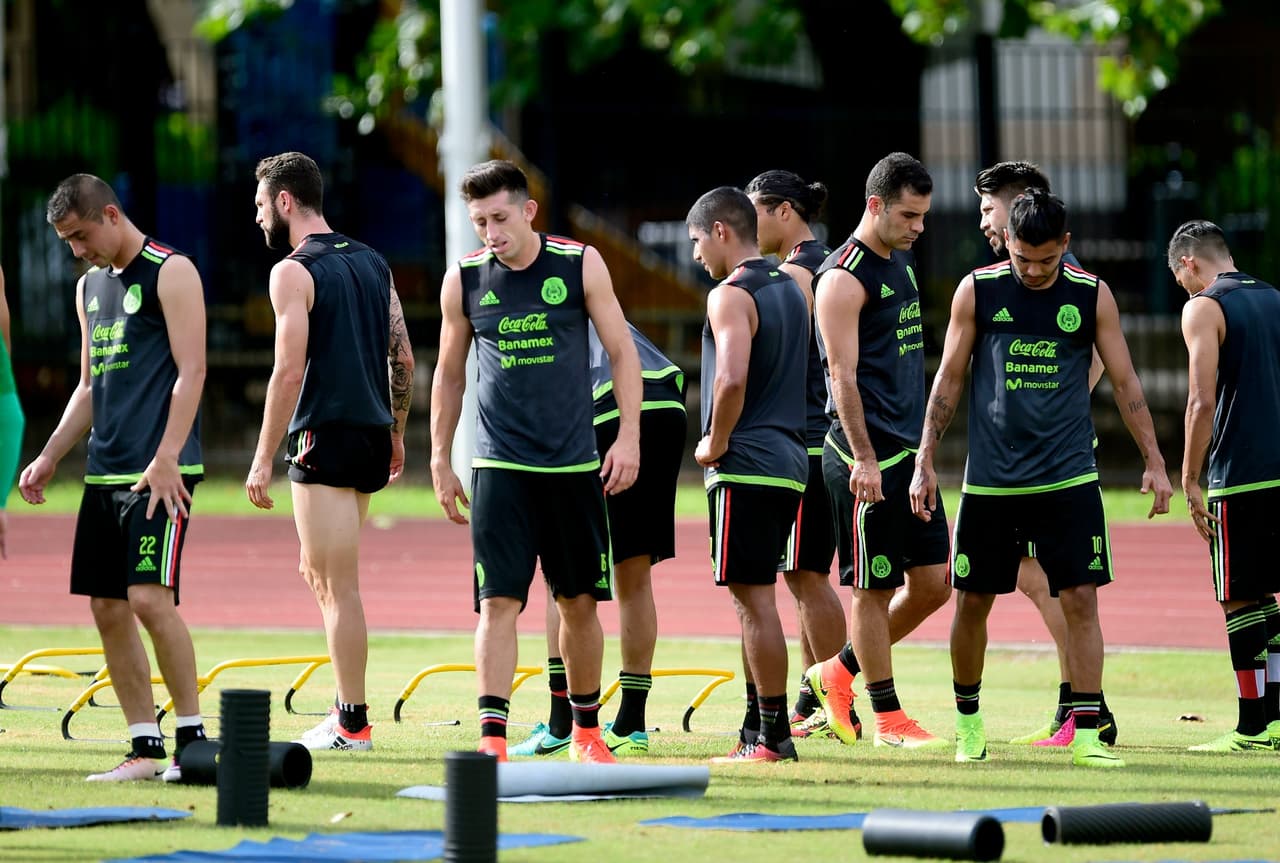 El Tri entrenando en el Episcopal High School en Houston, Texas.