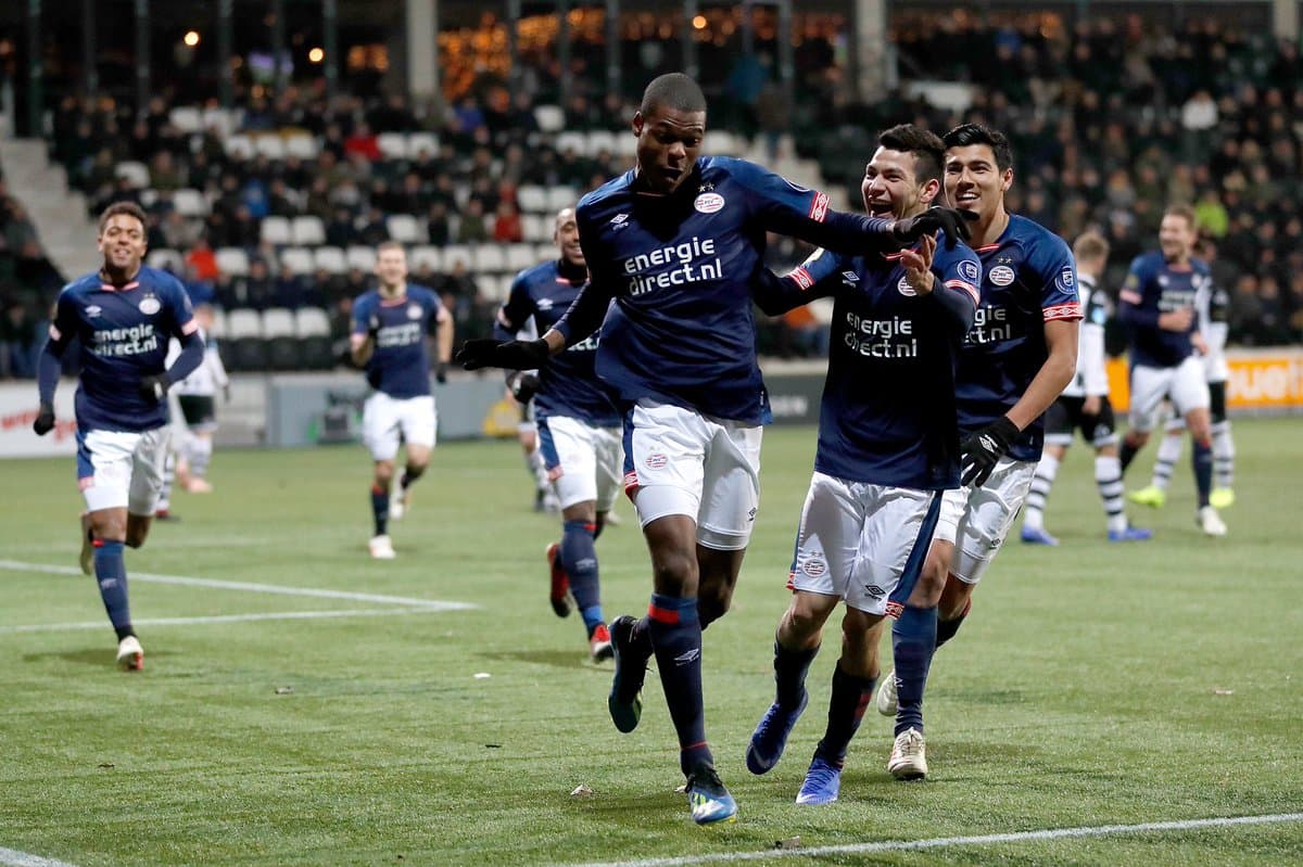 La asistencia del Chucky Lozano permitió un gol más para el sólido líder de la Eredivisie.