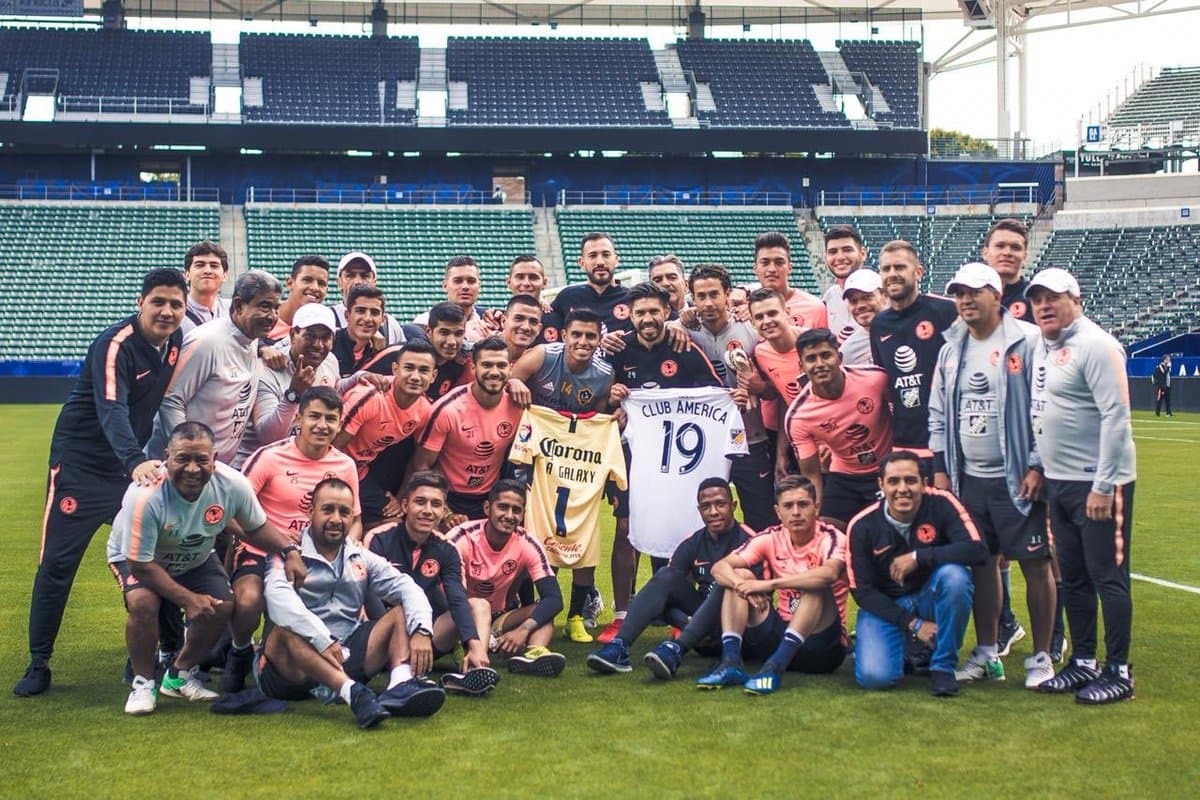 Los jugadores del América con Joe Corona.
