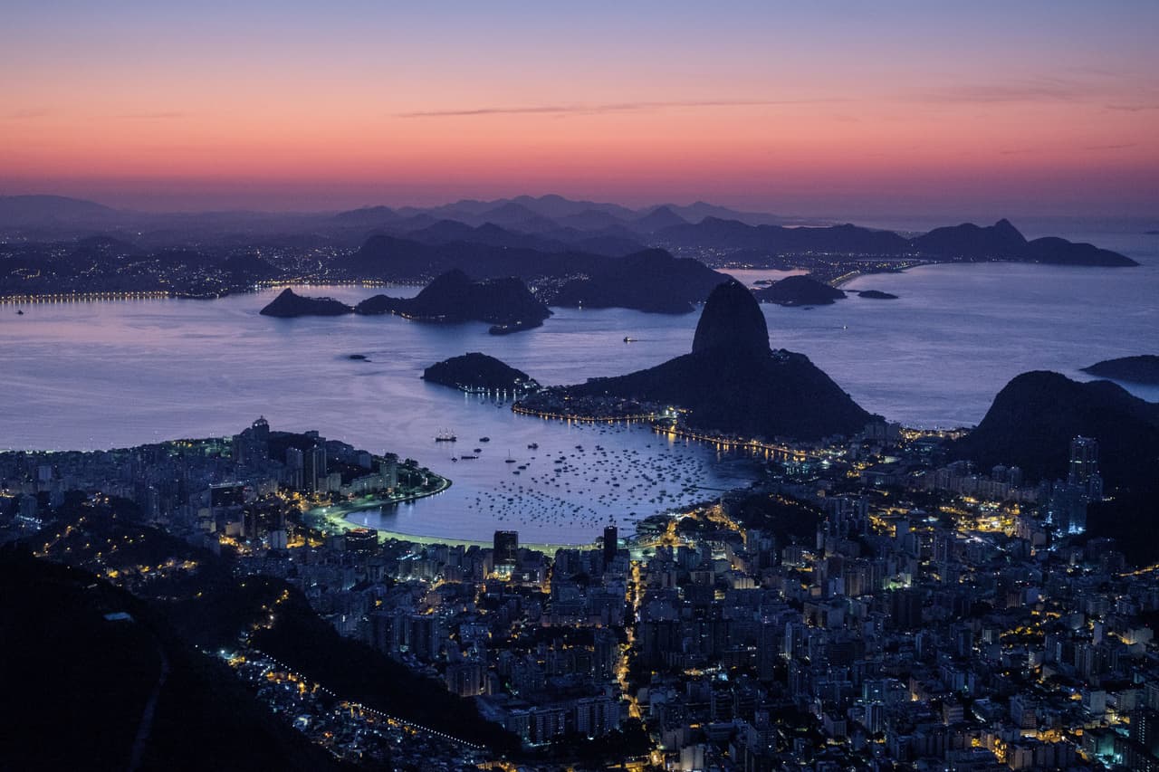 Hermoso día en Río de Janeiro. El alba anuncia con su claridad una jornada espectacular para el mundo del deporte con la inauguración de los Juegos Olímpicos. La ciudad carioca se alista para su gran día.