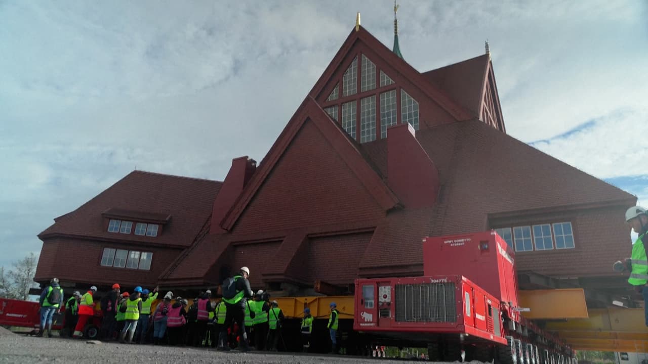 Transportan una iglesia de 113 años y 600 toneladas en una sola pieza