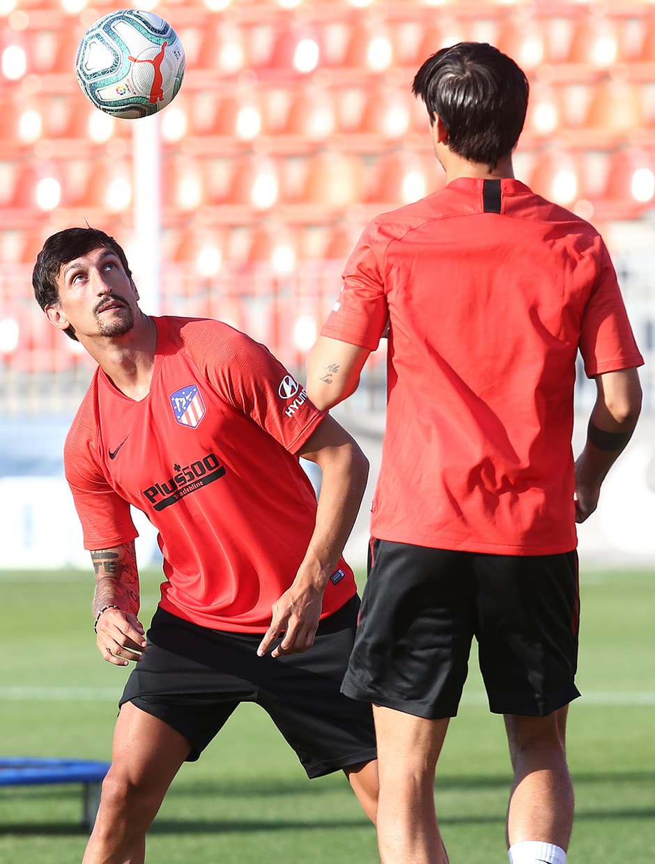 A pesar de que aún no ha sido presentado de manera oficial ante la prensa y la afición, Héctor Herrera participó en su primer entrenamiento con el Atlético de Madrid al mando de Diego Simeone. Además del mexicano, estuvo presente Felipe, quien también llegó desde el F.C. Porto.