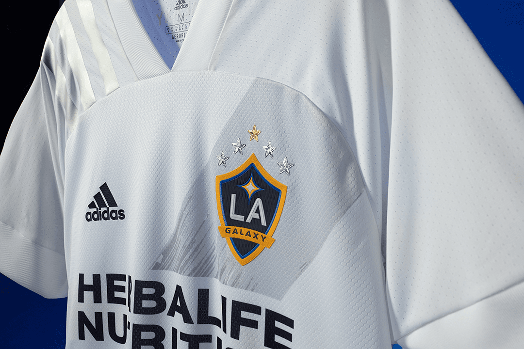 LA Galaxy celebra sus 25 años de vida con una camisa que brilla como la plata