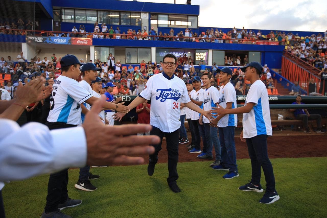 Fernando Valenzuela recibió un homenaje de parte de la Liga Mexicana de Beisbol que retirará el número '34' de todos sus equipos.