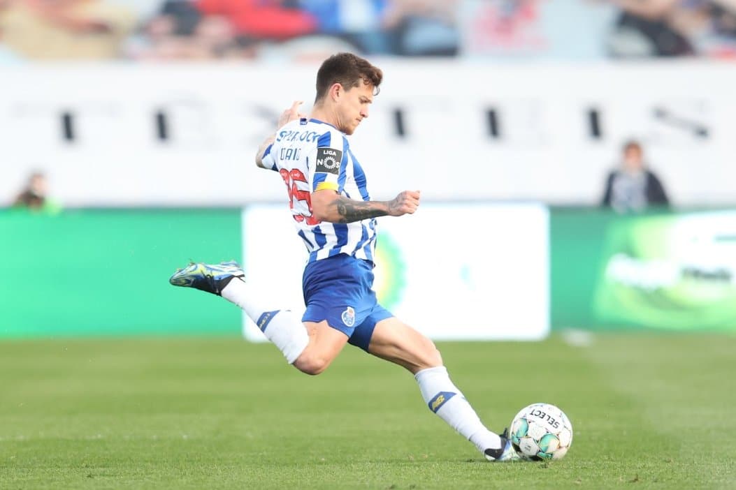 Mateus Uribe (7’) abrió el marcador y Sérgio Oliveira (60’) sentenció el resultado. Porto y Gil Vicente acumulan 48 y 19 unidades en la Primeira Liga. El siguiente compromiso de los Dragones será ante Juventus por un lugar en los Cuartos de la UEFA Champions League.