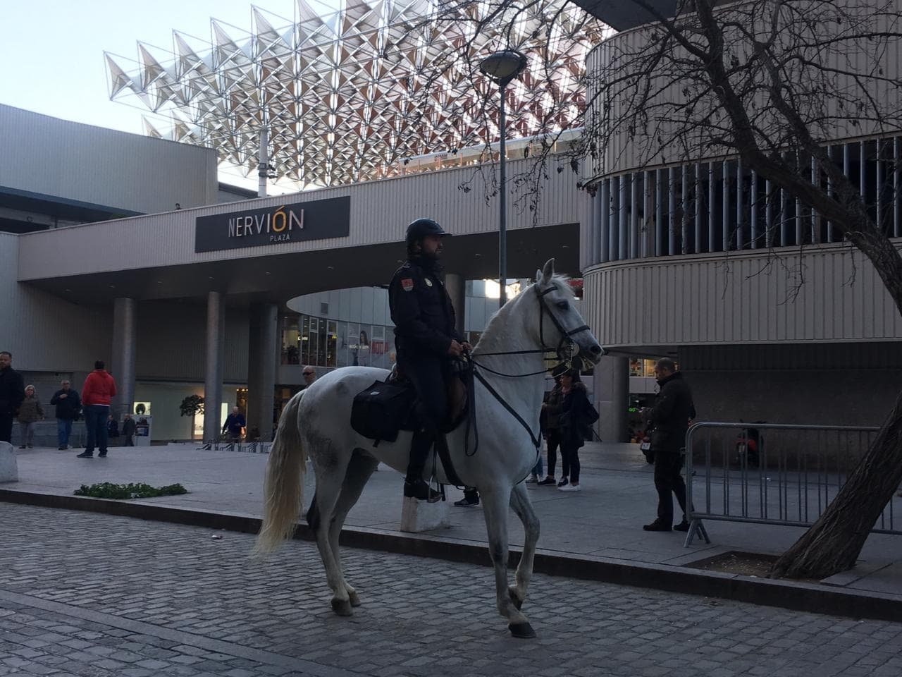 A pesar del horario, los andaluces fueron llegando poco a poco al Ramón Sánchez Pizjuán para vivir esta jornada de la UEFA Europa League en la que el Sevilla busca una buena ventaja ante el Slavia Praga para definir la serie con algo de tranquilidad en República Checa.