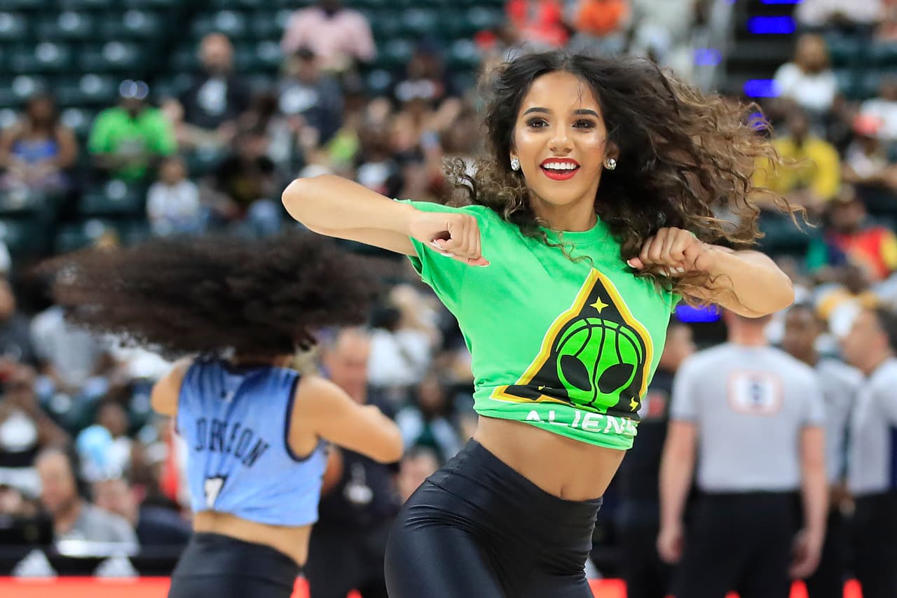 La calidez de los fanáticos, la energía y belleza de las animadoras y la presencia del rapero Ice Cube, confundador del torneo, le dio color al comienzo del Big 3, torneo que tiene en acción a varios exjugadores de NBA en duelos de 3 por 3.