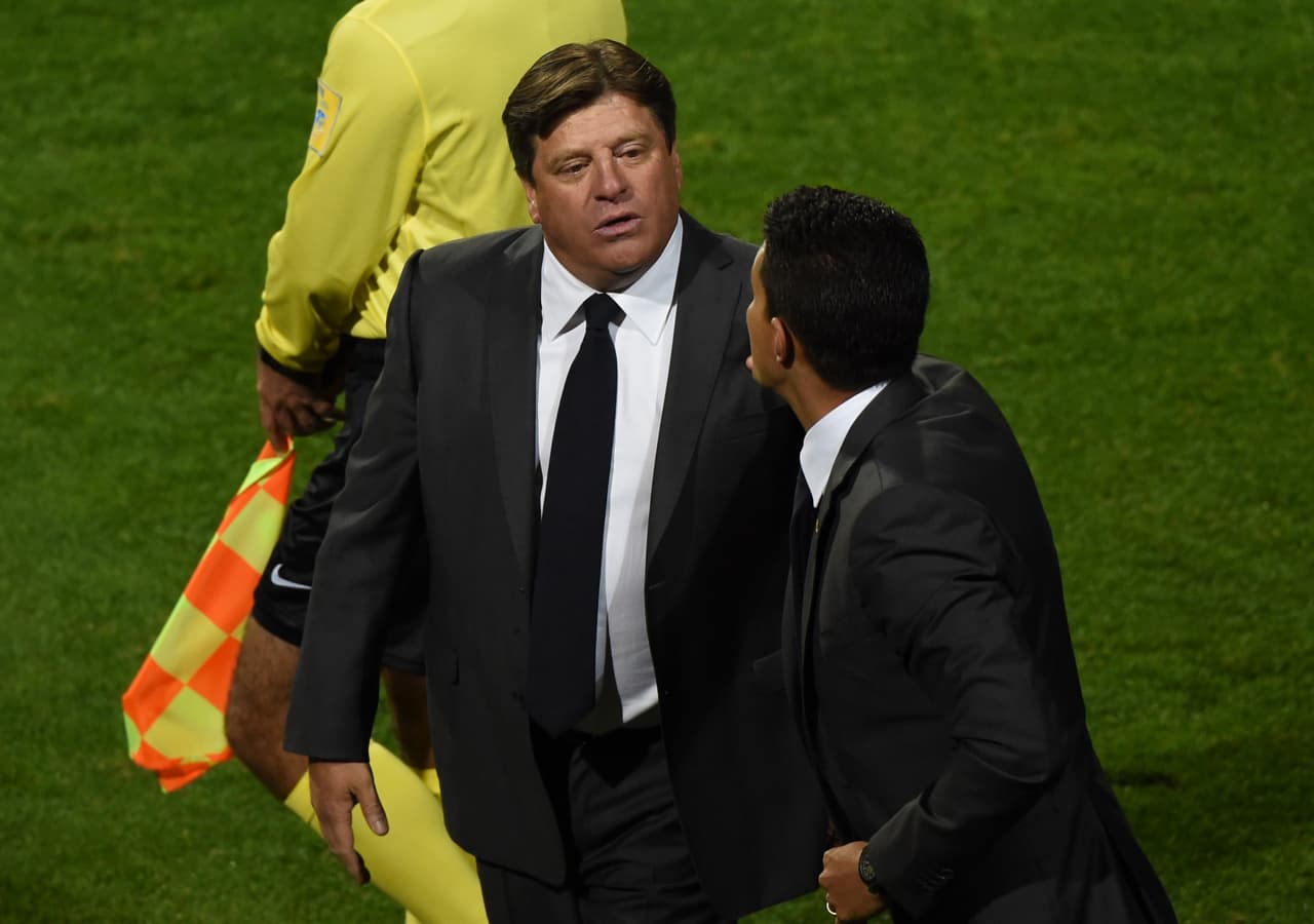 Sus quejas fueron amplias hacia los silbantes, llegó a manifestar insultos ante el colegiado.