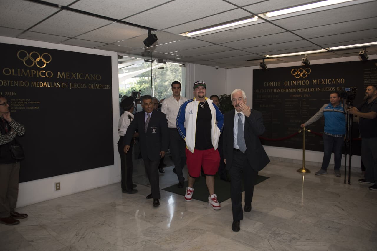 El mexicano Andy Ruiz presentó en el Comité Olímpico Mexicano sus cinturones como campeón mundial de peso completo de boxeo en medio de la admiración y reconocimiento de sus compatriotas.