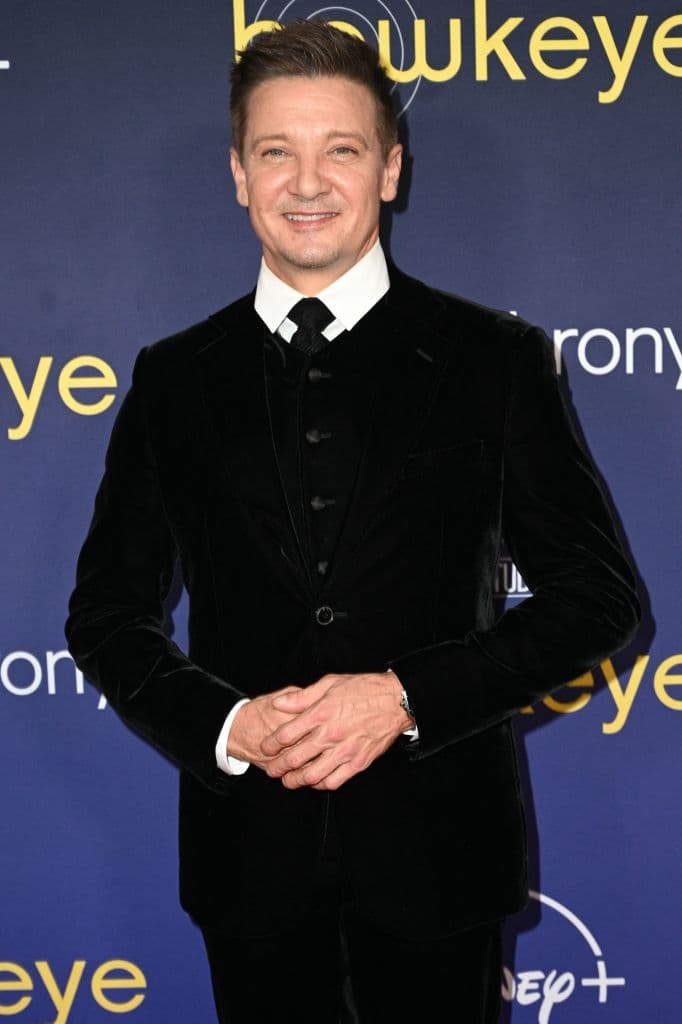 Jeremy Renner en Tag (2018) 
<br>El actor se fracturó los dos brazos luego de una caída de una torre de 20 sillas.
<br>