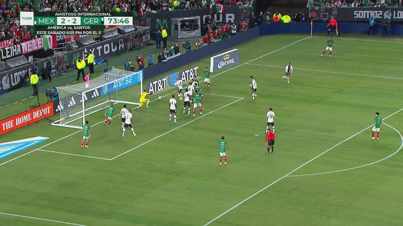 Chávez intenta sorprender y Ter Stegen la saca en la línea