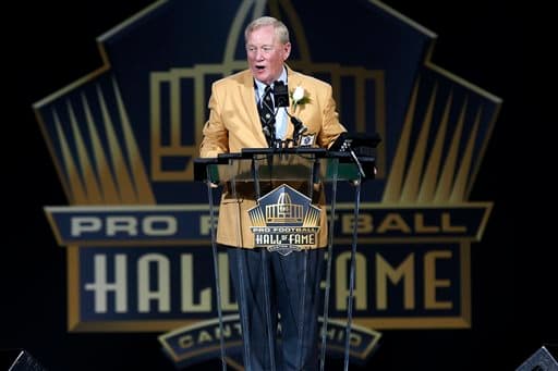 Y personalidades que contribuyeron al desarrollo del deporte de las tackleadas como Bill Polian (foto) y Ron Wolf