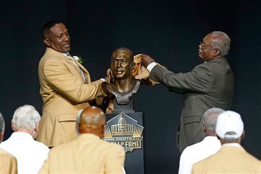 Tim Brown jugó durante 16 años con los Oakland Raiders y Los Ángeles, aunque se retiró con el uniforme de los Tampa Bay Buccaneers, en su trayectoria realizó mil 94 atrapadas, con ganancia de 14 ml 934 yardas y 100 anotaciones.