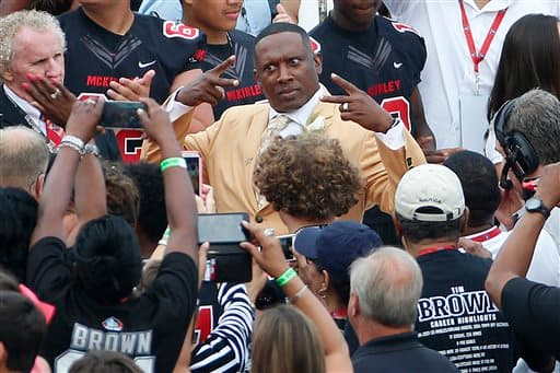 En su labor como regresador de patadas acumuló cuatro mil 555 yd y cuatro anotaciones; además de haber sido el primer receptor en ser premiado con el Trofeo Heisman al mejor jugador colegial.