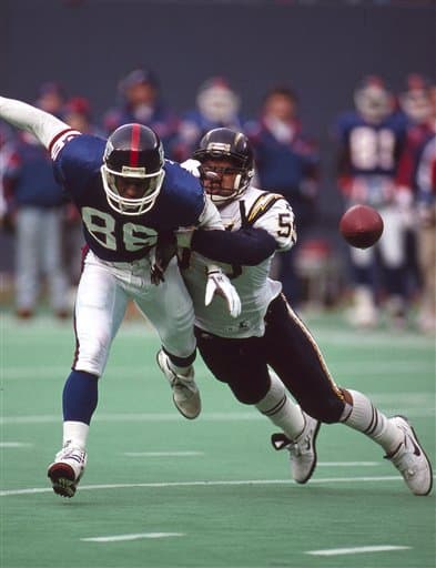 Seau es considerado uno de los apoyadores más dominantes de la historia, lo que le valió ser nombrado ocho veces All-Pro, llamado 12 veces al Tazón de los Profesionales y recibir el premio al Defensivo del Año en 1992.