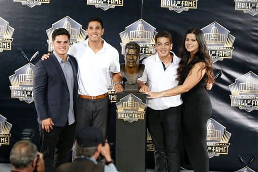De los momentos más emotivos, los hijos de Seau junto al busto del ícono de los Chargers.