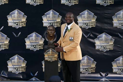 Shields y Tingelhoff son dos de los "hombres de hierro" de la NFL, el primero con una seguidilla de 224 juegos en 14 años de trayectoria, todos con los Kansas City Chiefs.