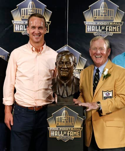 Polian, a su vez, llegó cinco veces al "juego grande" con los Buffalo Bills y los Indianapolis Colts, aunque sólo ganó el XLI con los ‘Potros’. Aquí posando con el QB Peyton Manning.