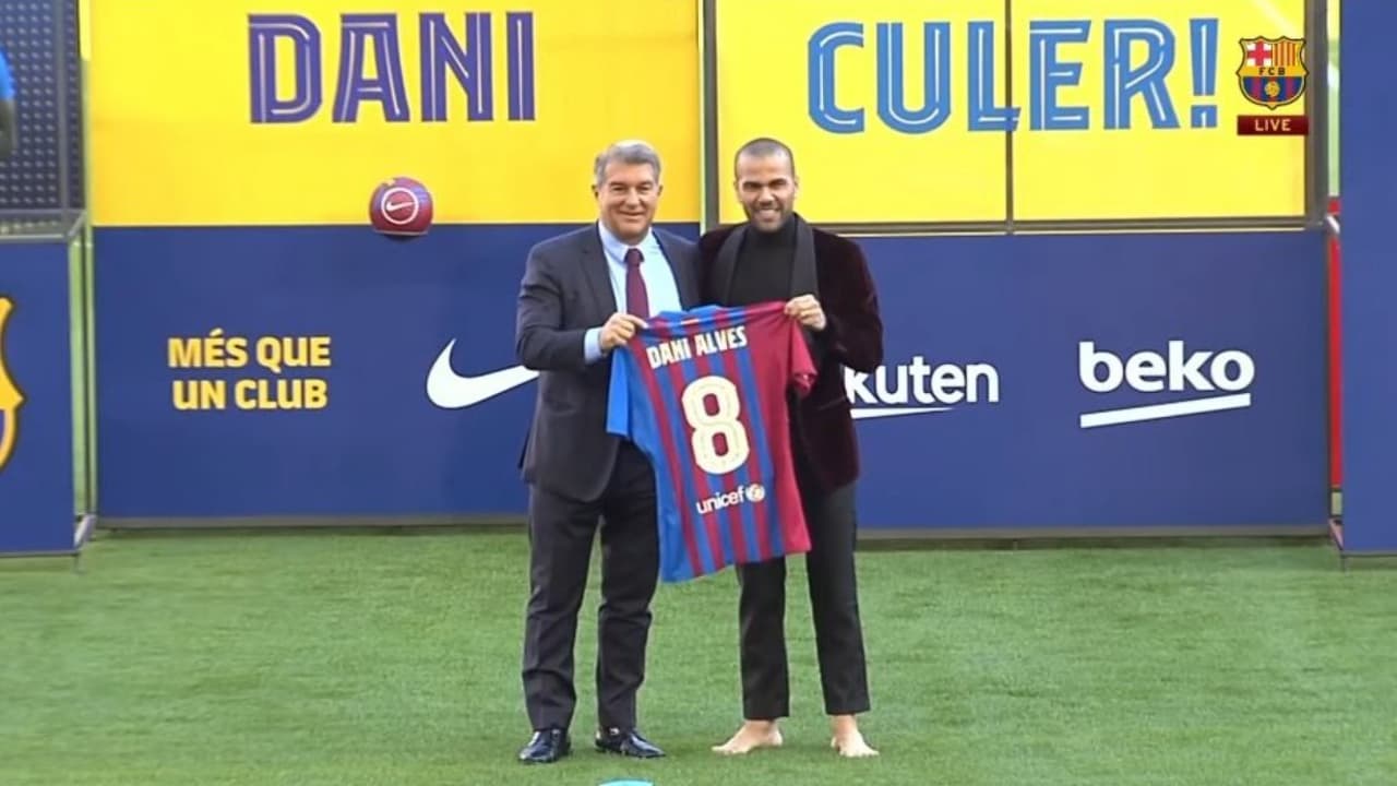 Dani Alves fue presentado por el Barcelona en el Camp Nou