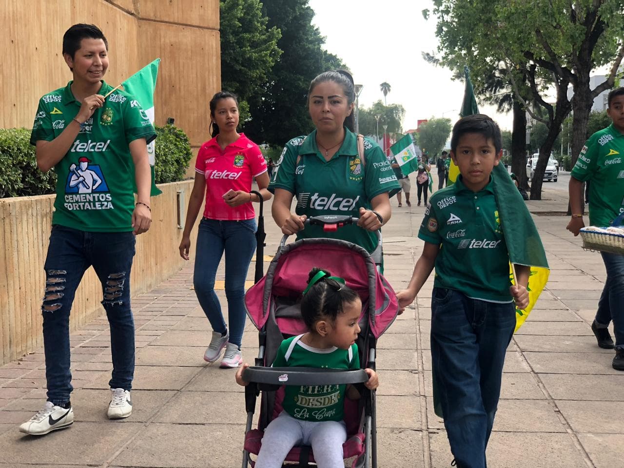 A pocos minutos de la Final del Clausura 2019 entre León y Tigres así viven los fanáticos la llegada al estadio.