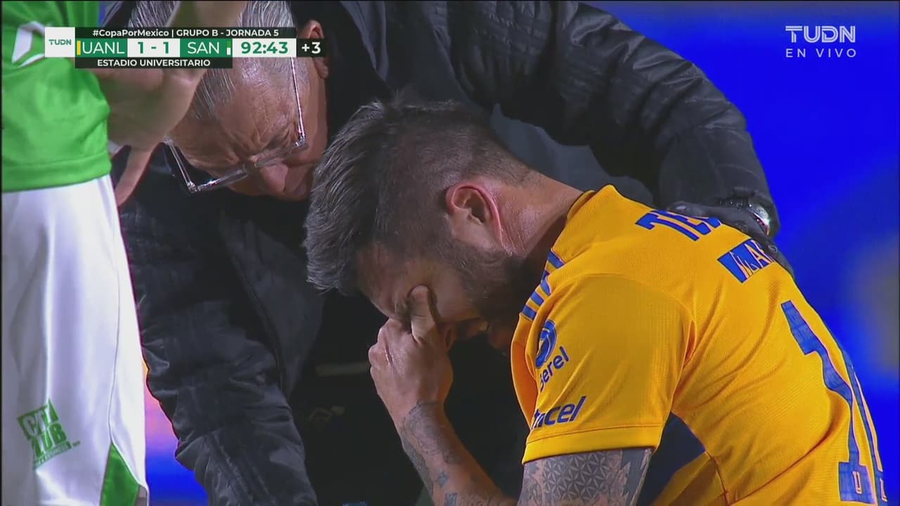 Gignac recibe balonazo en la nuca que lo deja con náuseas en la Copa Sky 2022