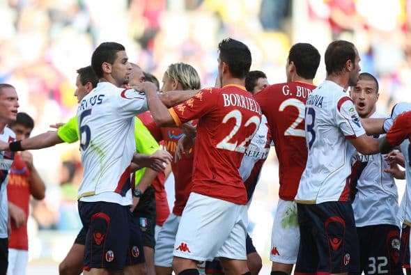 Los ánimos se calentaron y se presentaron una serie de empujones y reclamos que fueron contenidos por el árbitro y los propios jugadores.