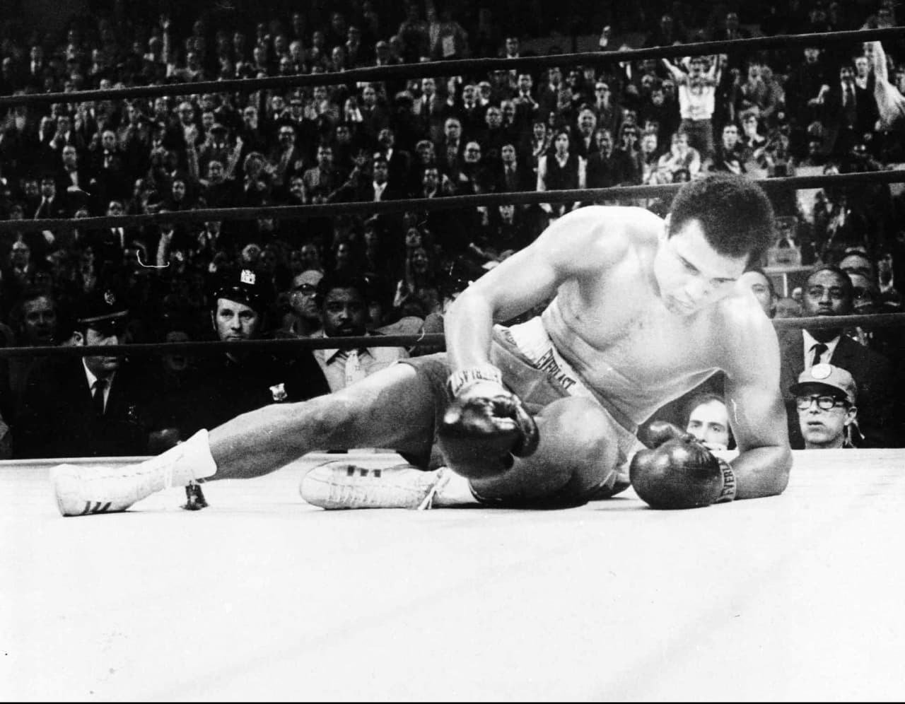 Fue la primera de tres reyertas. Esa ocasión Frazier derribó a Ali en el asalto 14 con un devastador gancho de izquierda y ganó por decisión unánime.