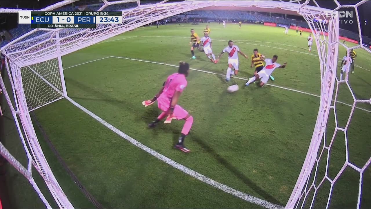 ¡Autogol de Perú! Ecuador estrena el marcador 1-0 gracias a Tapia