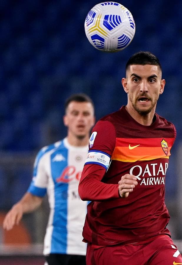 Napoli se impone 2-0 al AS Roma con doblete de Dries Mertens durante la Jornada 28 en la Serie A. El mexicano Hirving Lozano finalmente supera su lesión y regresa a las canchas, esta vez entró al minuto 73 por Elmas.