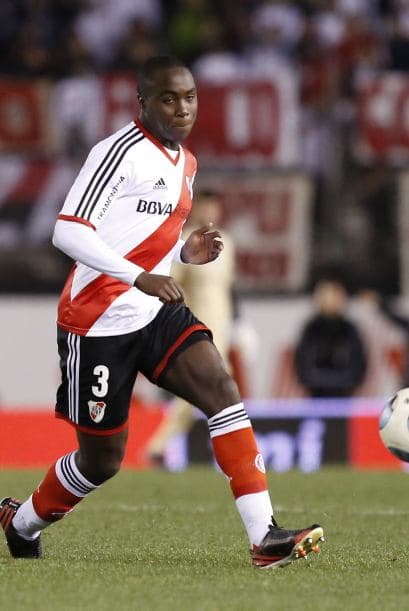 El joven Fabián Balanta ya es figura del River Plate. Con sus destacadas actuaciones en la liga de Argentina, el defensa central ha demostrado que tiene los argumentos suficientes para poder emigrar al futbol europeo. Con 21 años ya es un líder y podría apuntalar la defensa de los 'blaugranas'.