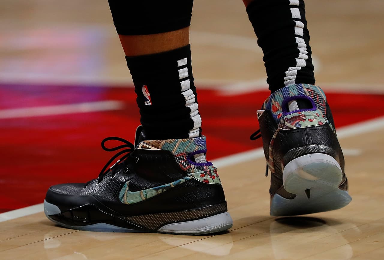 Los tenis de DeMar DeRozan #10 de San Antonio Spurs.