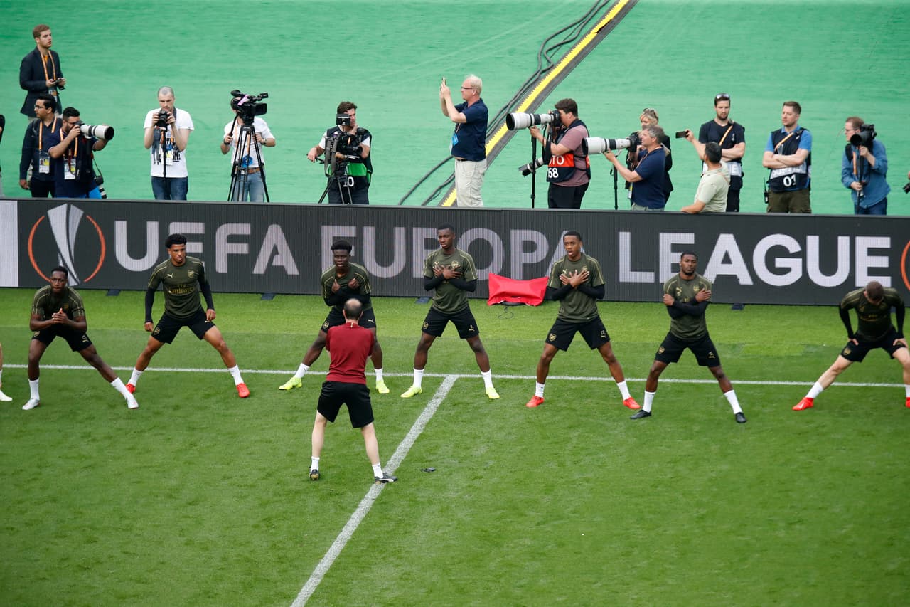 Una persona que no estará en el partido es el mediocampista del Arsenal Henrikh Mkhitaryan, que decidió no hacer el viaje debido a las tensiones entre su Armenia natal y Azerbaiyán.