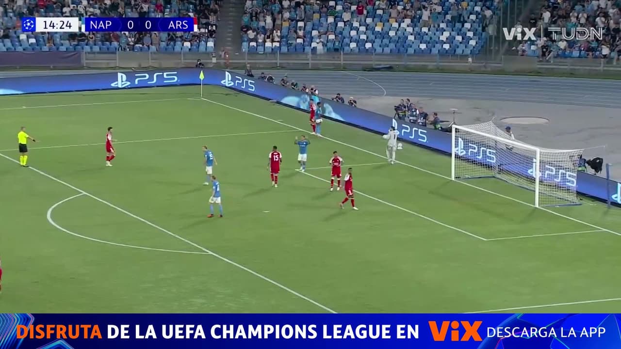 El Napoli genera peligro l Bruyne le pega de larga distancia pero cae a las manos de Raya