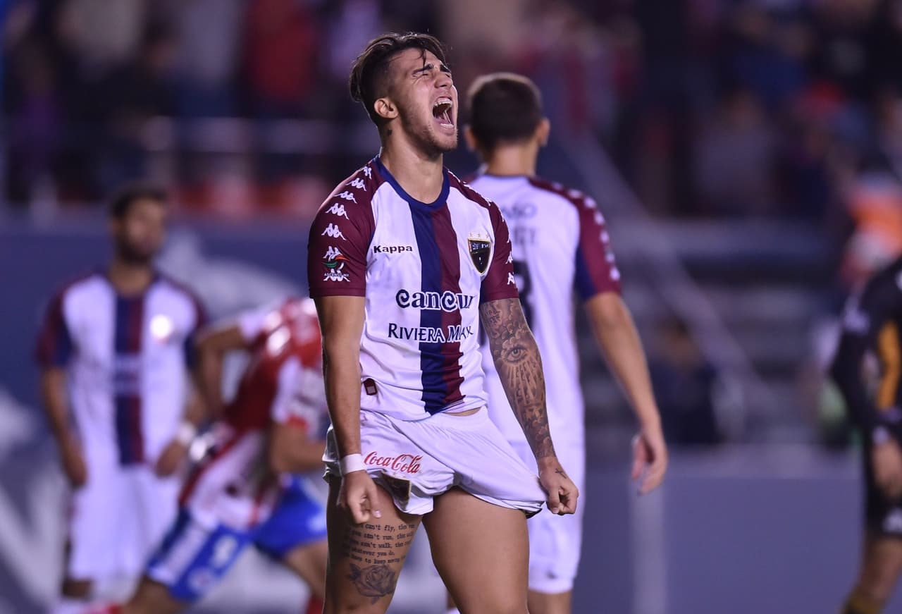 Y así acabó una noche aciaga, de gatos negros para el Atlante que ahora está obligado a vencer al único equipo que le ganó de local en temporada regular y con este déficit de 3-0. Misión complicada.