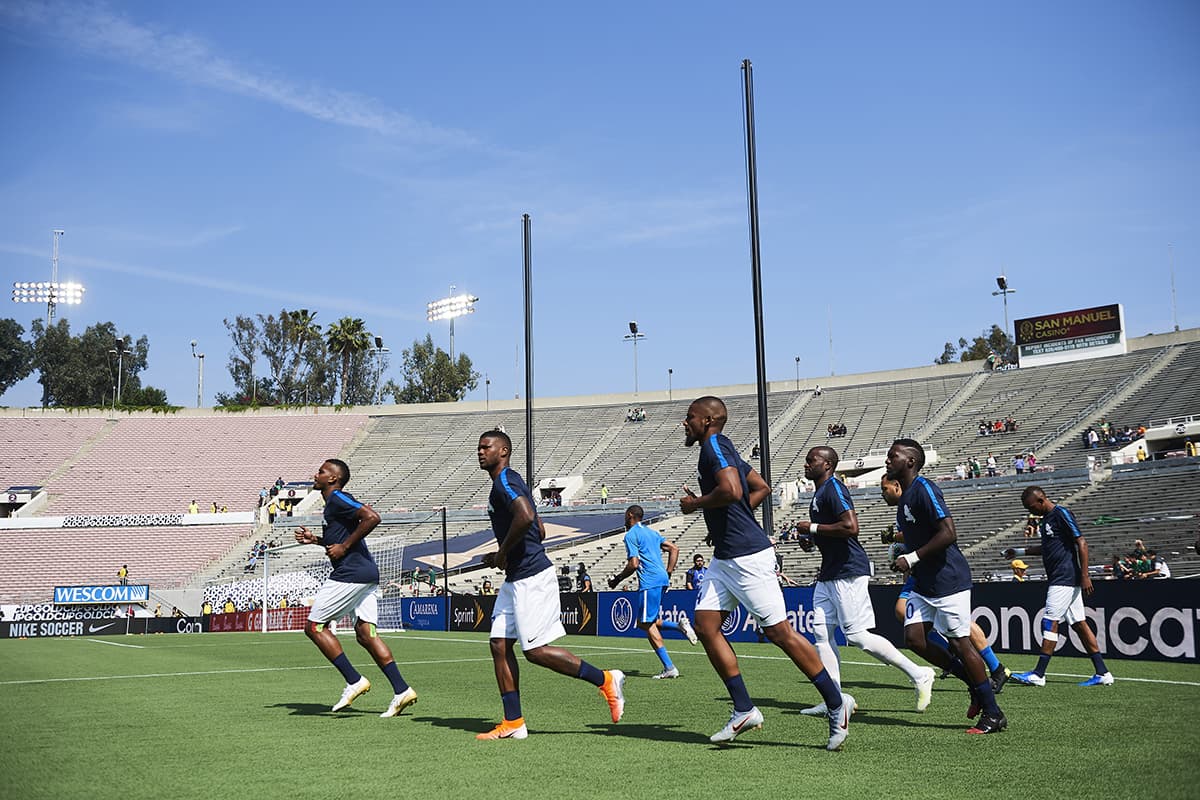 Los jugadores de Martinica calientan antes del debut contra Canadá en la Copa Oro.