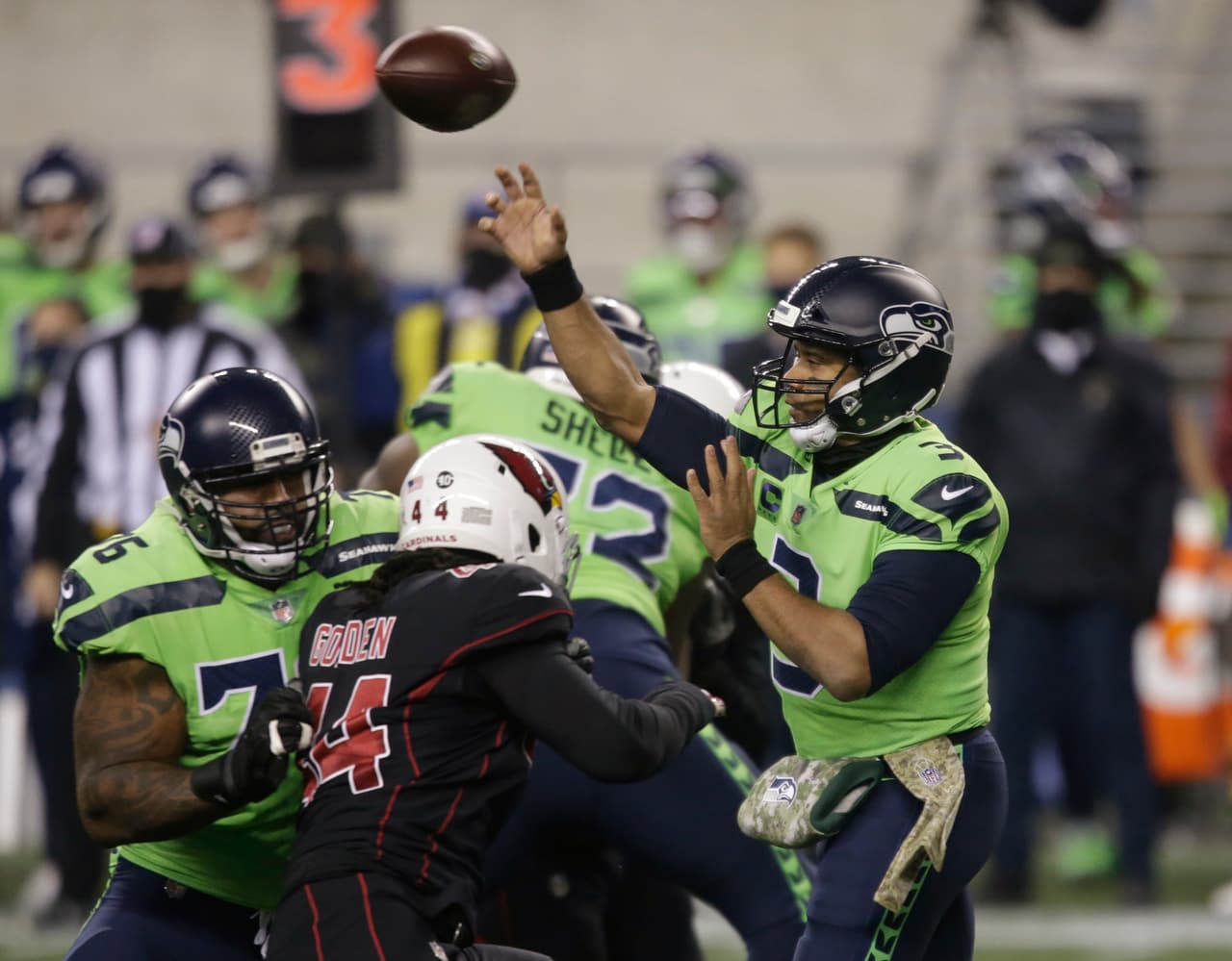 Russel Wilson comanda la victoria de 21-28 sobre los cardinals y ponen su record en 7-3.