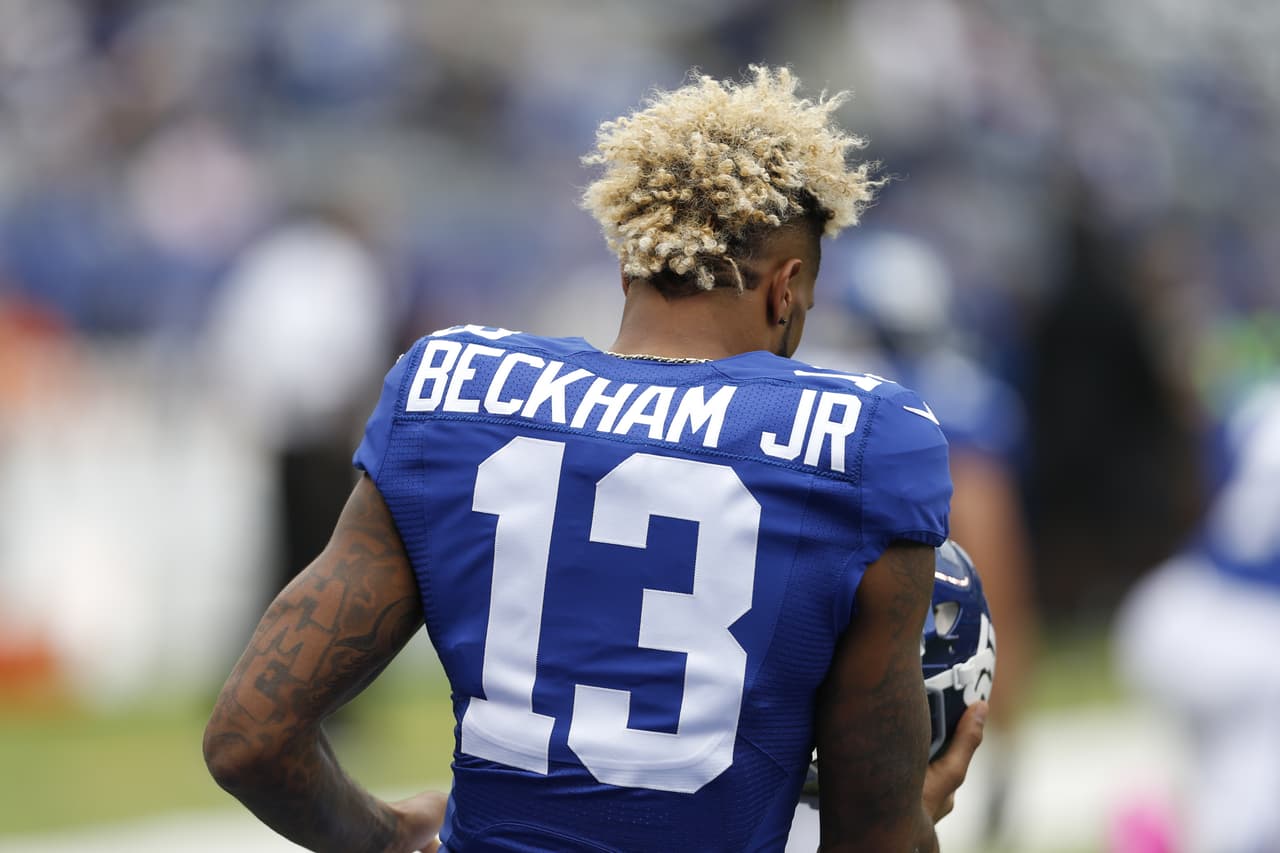 Este no ha sido el único festejo estrafalario del 13 de Nueva York. En el pasado, luego de una baja en su juego el ofensivo se desquitó empujando la red donde practica el pateador. Un juego después de incidente el receptor anotó y como festejo se hincó a pedirle disculpas a la red.