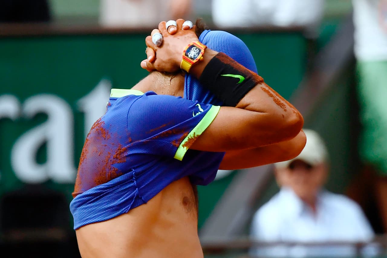 "Gracias por estar conmigo desde que tengo 3 años. Sin ti no es que no hubiera podido ganar 10 veces aquí, es que creo que no habría ganado ni una", dijo Nadal a su tío Toni Nadal, muy emocionado pero que, a diferencia de otras victorias del pasado, no dejó escapar lágrimas.