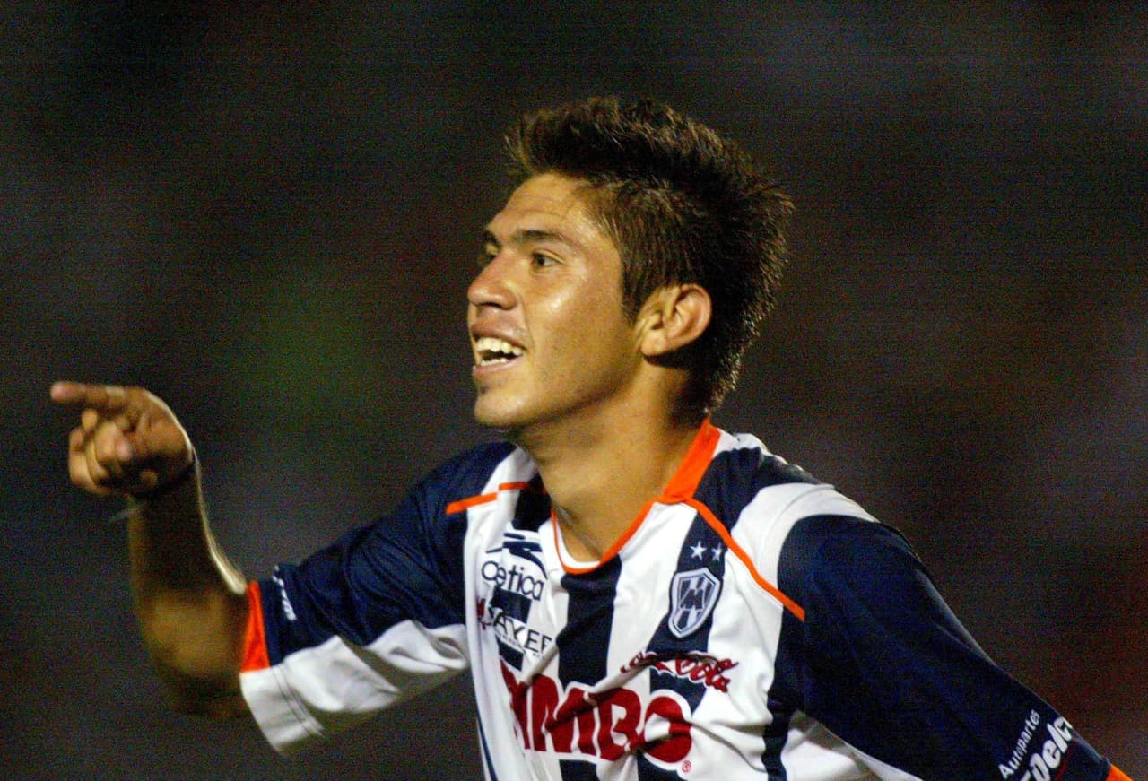 Oribe Peralta debutó como profesional en 2003 con Monarcas Morelia y de ahí pasó por León, Monterrey, Guadalajara, Santos y Chiapas, mostrando poder goleador pero sin trascender mucho.