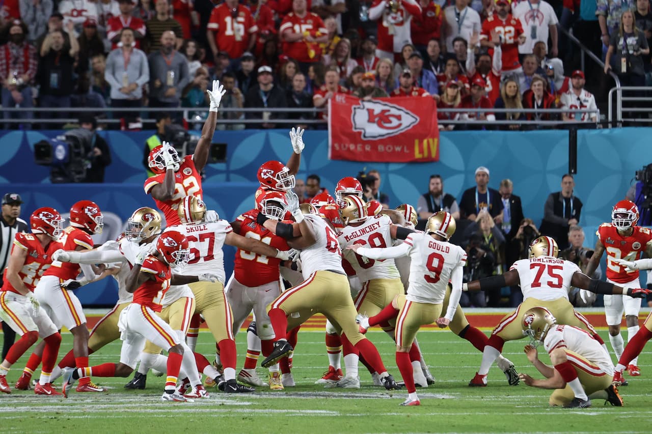Robbie Gould #9 de San Francisco 49ers logra los primeros puntos del partido conectando n gol de campo de 38 yardas.