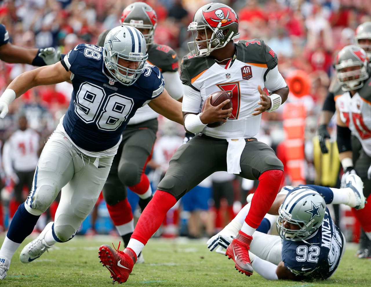Los Cowboys sufrieron su séptima derrota de la temporada a manos de los Buccaneers por 10-6. Checa las mejores tomas del partido.