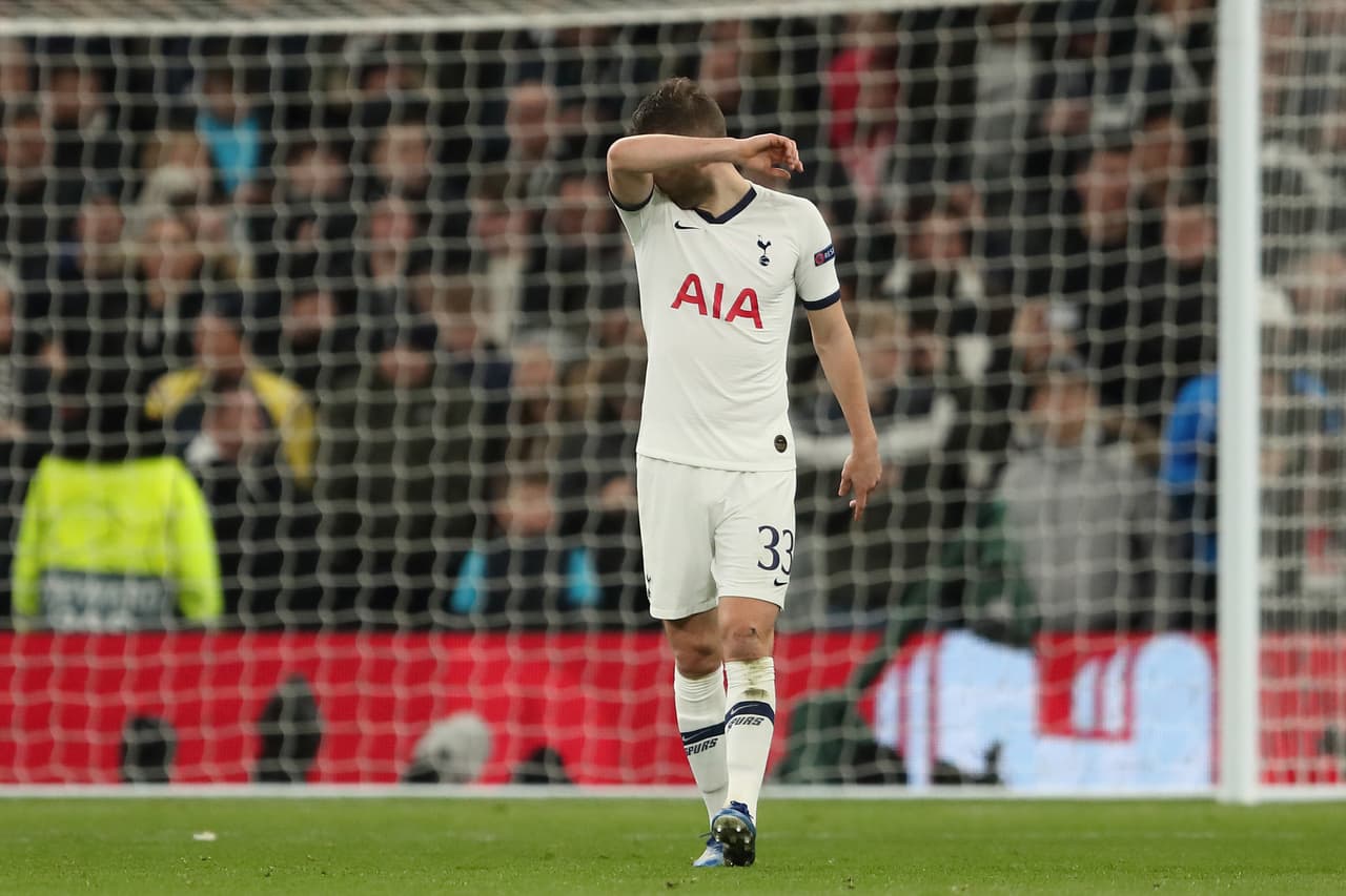 Ben Davies no podía levantar la cara y mantuvo el rostro cubierto tras consumarse la derrota de los Spurs.