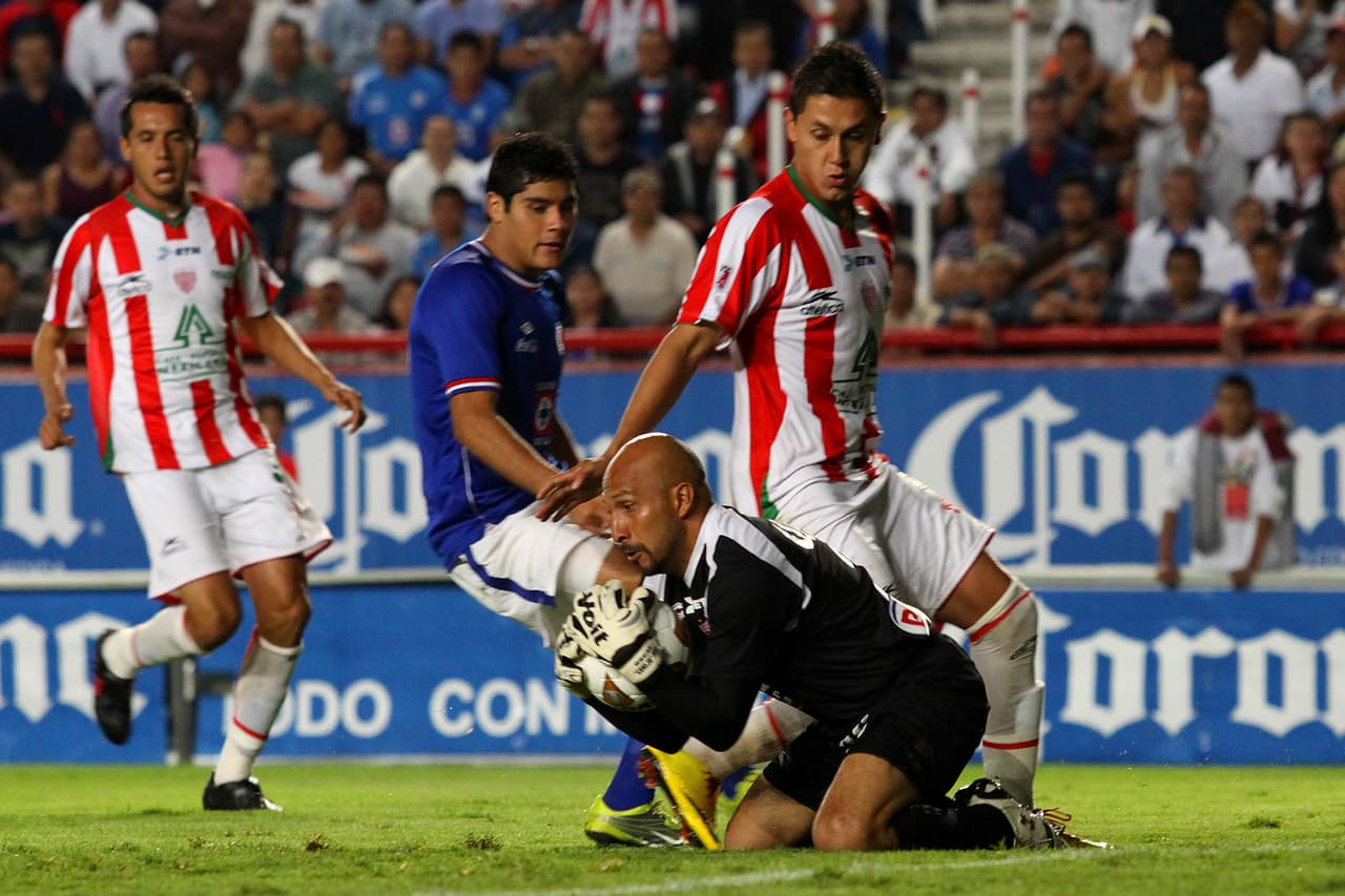 Tras el Mundial, el 'Conejo' pasó a Necaxa y allí, como en el resto de clubes donde militó, demostró que su amor por el Cruz Azul nunca compitió con su profesionalismo.