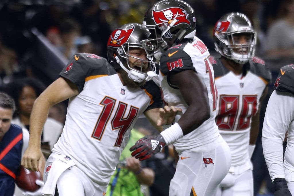 2) 
<b>Tampa Bay Buccaneers</b>. Absolutamente inmaculada la actuación del QB suplente Ryan Fitzpatrick, quien lanzó cuatro pases de anotación y consiguió 417 yardas en el triunfo por 48-40 sobre los Saints.