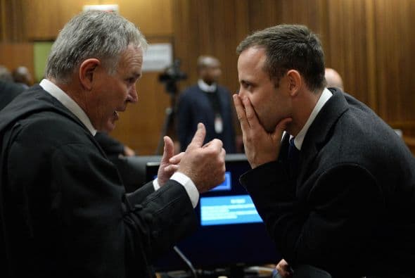 Durante el juicio, Pistorius con su abogado.