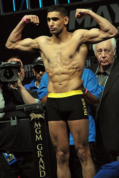 Khan dio en la báscula 147 libras.