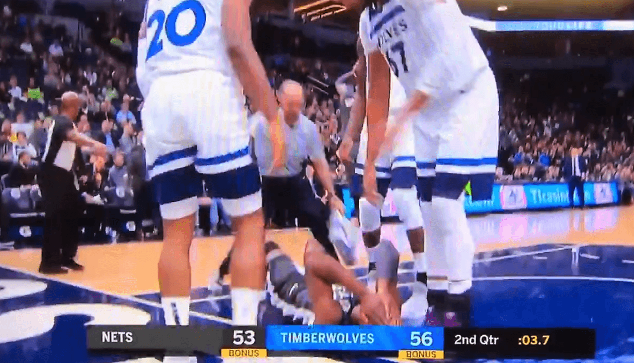 Josh Okogie (20) y Taj Gibson (67) de los Timberwolves estaba ahí donde yacía LeVert. Fueron los primeros en darse cuenta de la severidad de la lesión.