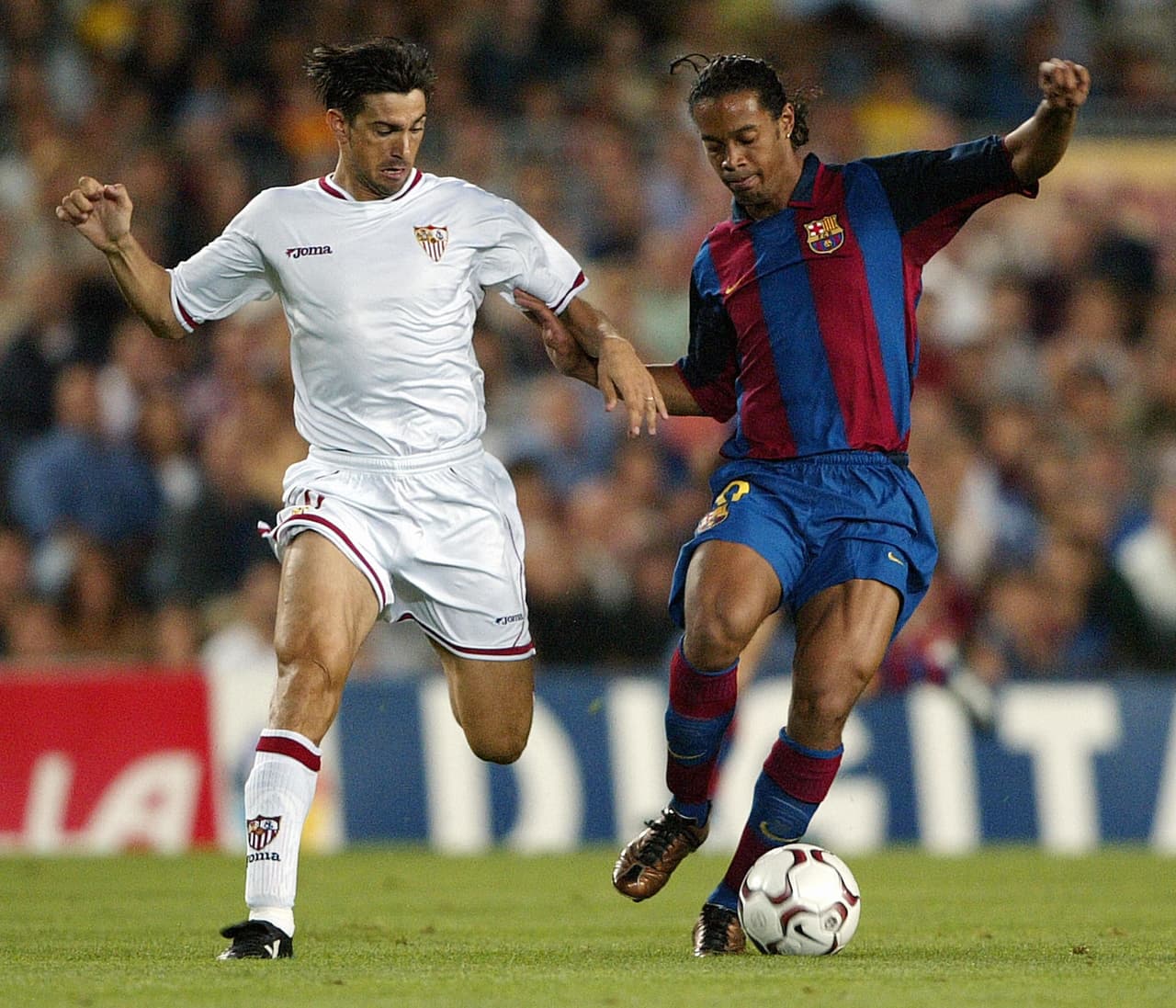 Ronaldinho se estrenó en el juego entre el Barcelona y Sevilla de La Liga, el 3 de septiembre de 2003, y el brasileño anotó para el empate por 1-1.