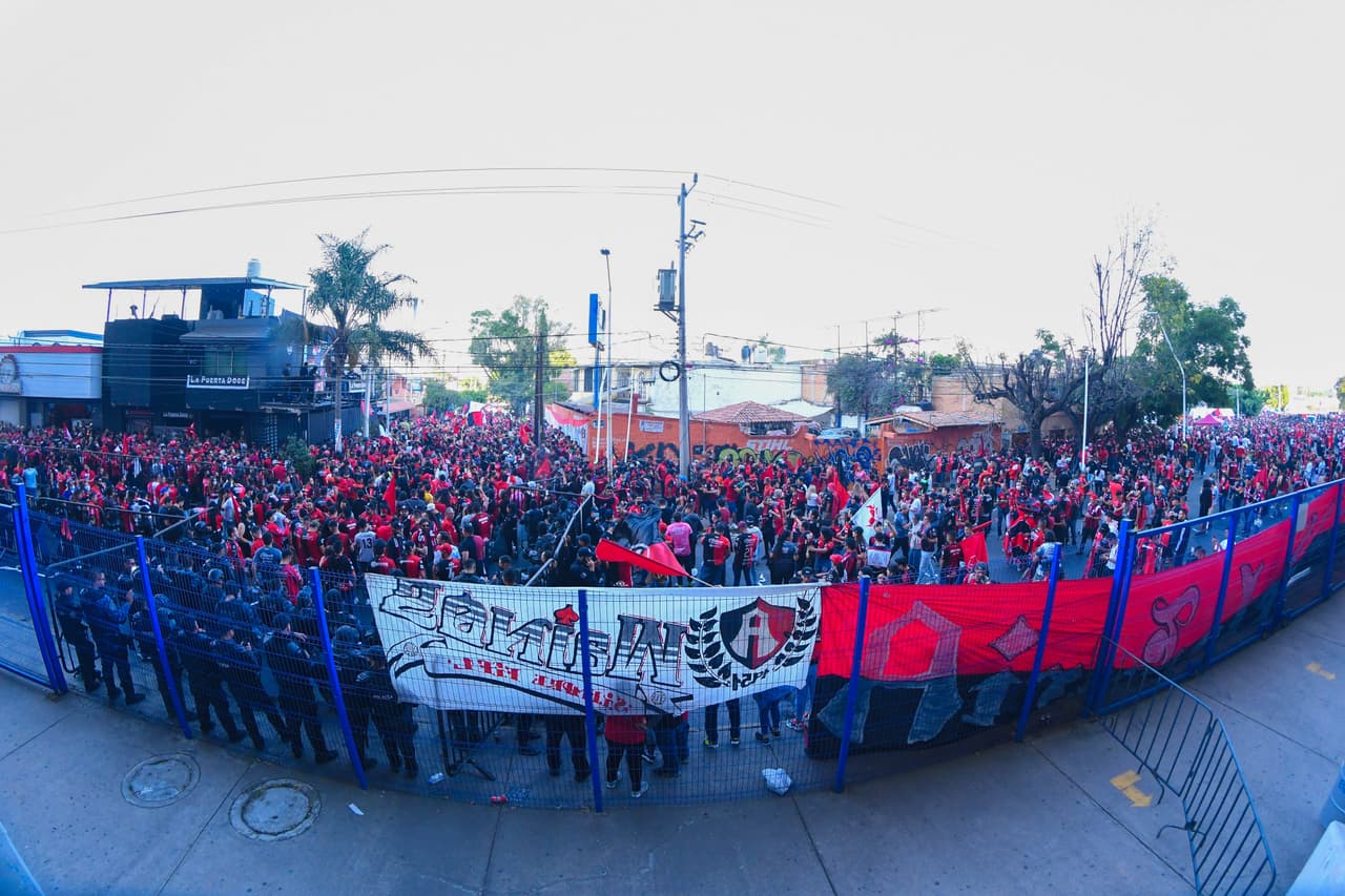 ¡Qué ambientazo! Los seguidores del Atlas se dieron cita en las inmediaciones del Estadio Jalisco desde muchas horas antes de que diera inicio el partido con el fin de alentar en busca de la remontada del título.
