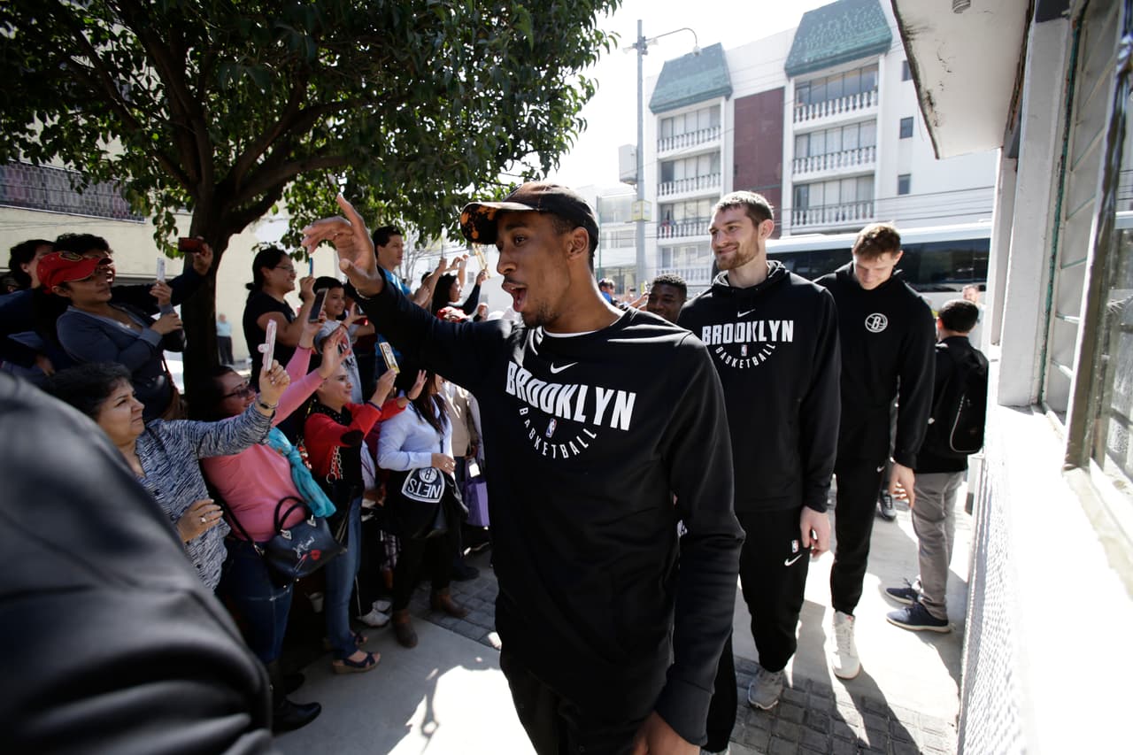 Desde muy temprano Rice tomó su lugar en un transporte especial donde se promocionaba los partidos de baloncesto.